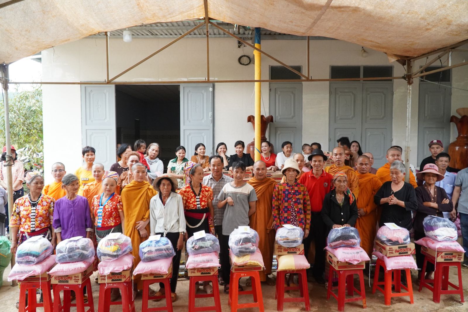 Đắk Nông: Chư Tôn đức Tăng Ni Hệ phái Khất sĩ tỉnh Vĩnh Long trao tặng 150 phần quà cho bà con có hoàn cảnh khó khăn tại Đắk Nông