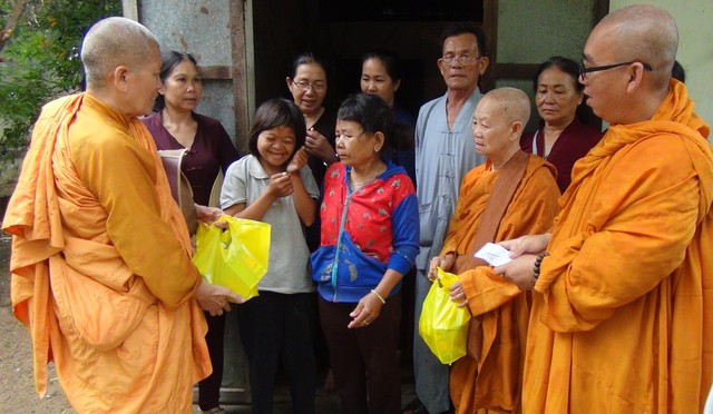 Bình Thuận: Phật học Vườn Tâm trao 400 phần quà trung thu cho trẻ em xã Phan Tiến