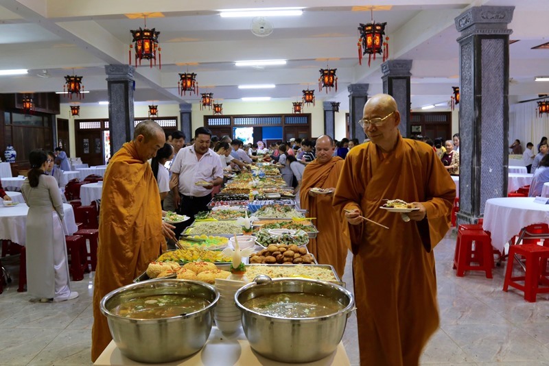 Đắk Lắk: Tiệc buffet chay mừng đại lễ Phật đản  