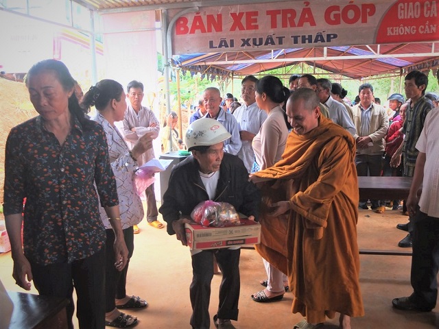Đắk Nông: 200 phần quà đến các hoàn cảnh khó khăn nhân mùa Phật đản