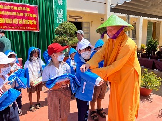 Lâm Đồng: Ban từ thiện xã hội Phật giáo tỉnh Trà Vinh và Tịnh xá Viên Quang tặng quà từ thiện cho các em học sinh và bà con khó khăn