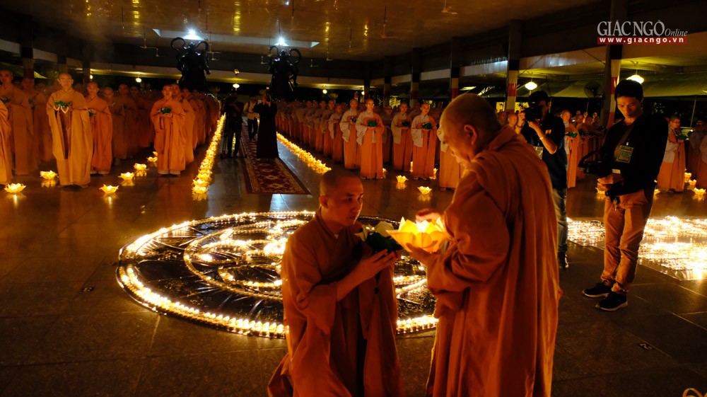 Kỷ niệm 35 năm thành lập Học viện Phật giáo VN tại TP.HCM: Lung linh đêm thắp nến tri ân tại Học viện