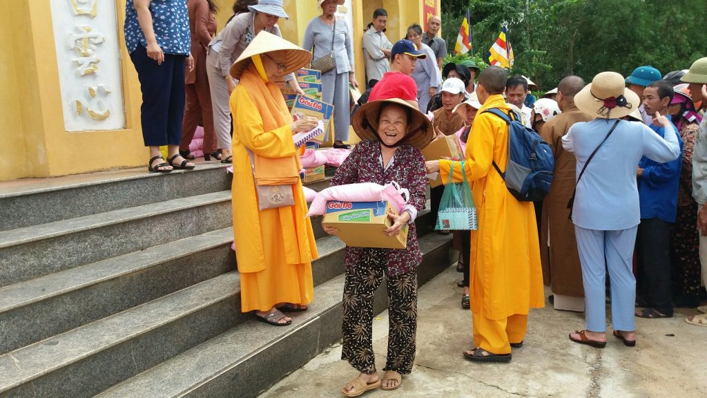Đà Nẵng: Tịnh xá Ngọc Cơ trao tặng quà cho bà con vùng lũ tỉnh Quảng Bình