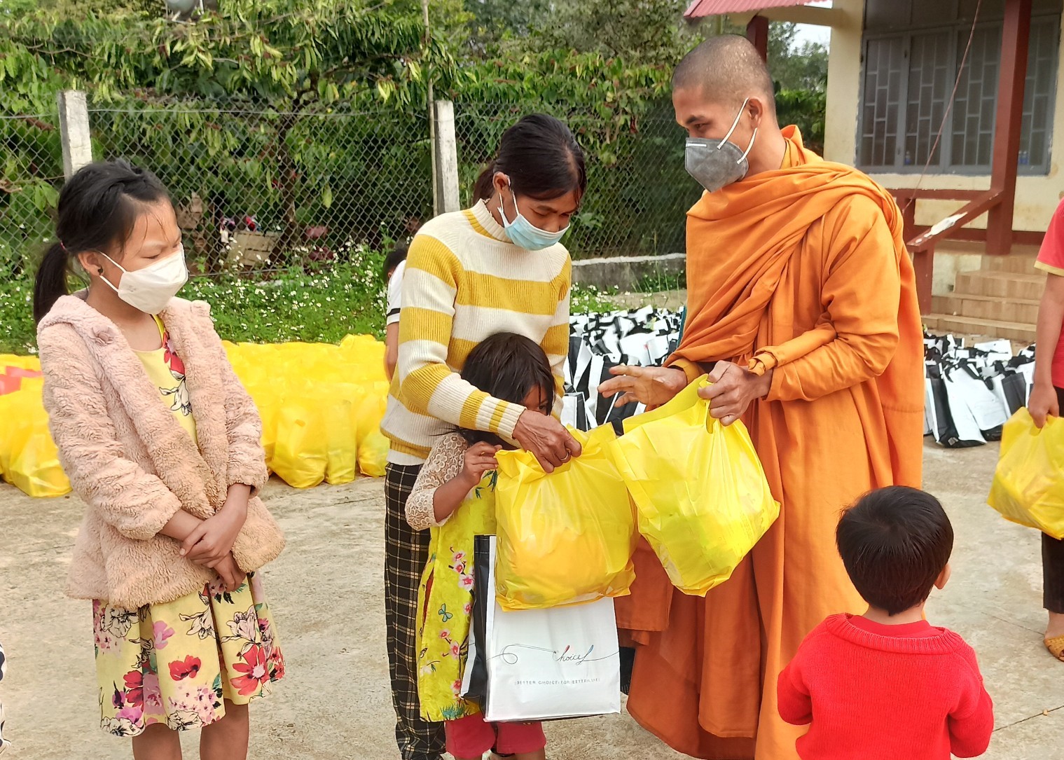 Tịnh xá Ngọc Đạt trao tặng 150 phần quà chương trình Tết vì người nghèo năm Nhâm Dần.