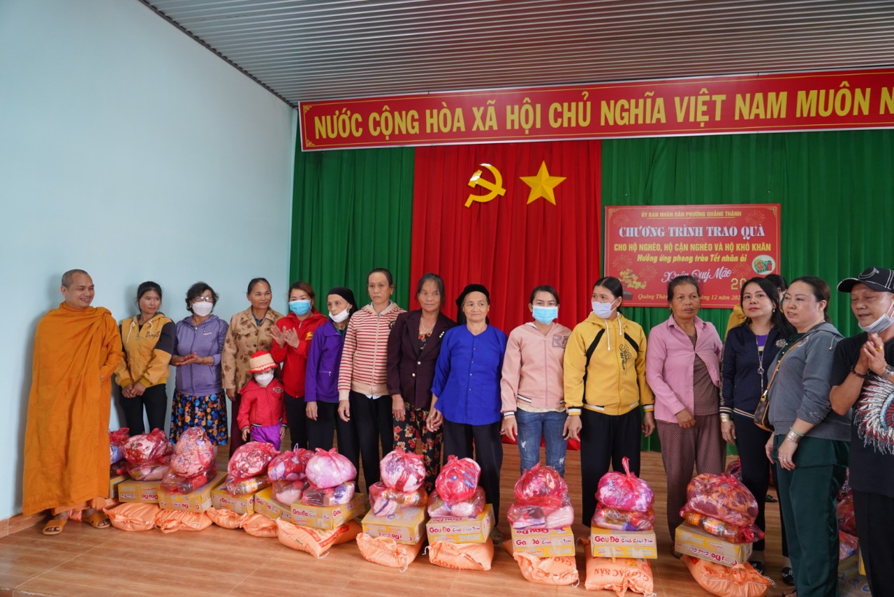 Tịnh xá Ngọc Đạt kết nối trao tặng 200 phần quà tại TDP Nghĩa Thắng phường Quảng Thành