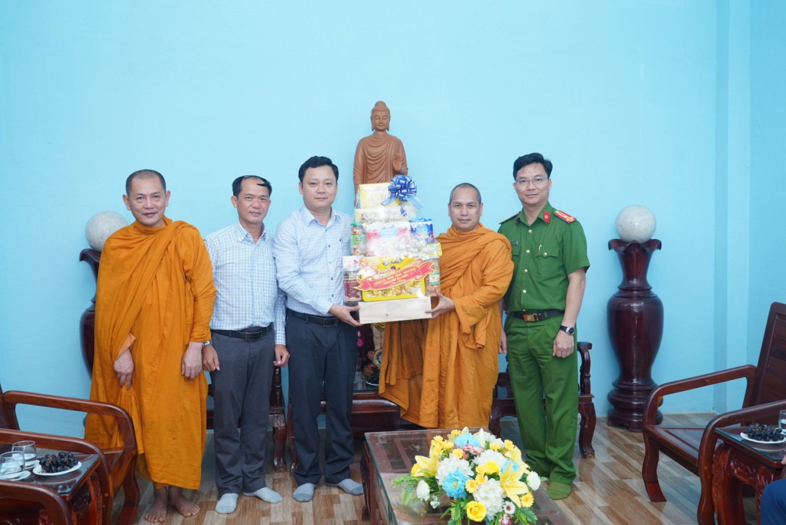 Phái đoàn lãnh đạo Thành ủy - HĐND - UBND - UBMTTQVN, Công an TP. Gia Nghĩa thăm chúc mừng Phật đản đến BTS PG thành phố Gia Nghĩa 
