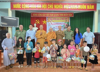 Đăk Nông: Ban Từ thiện Xã hội Phật giáo tỉnh trao 200 phần quà Quốc tế thiếu nhi nhân lễ Phật đản