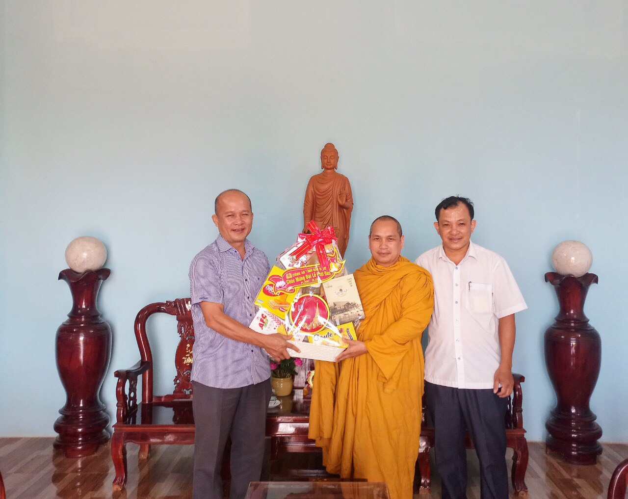 Lãnh đạo Công an tỉnh Đắk Nông chúc mừng Đại lễ Phật đản PL. 2567 đến Tịnh xá Ngọc Đạt 