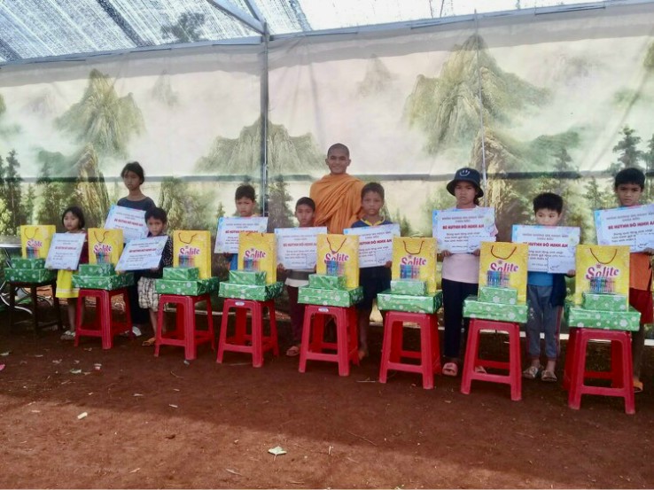 Đăk G'Long: Trao tặng 10 suất quà khuyến học đến các em học sinh tại xã Đăk R'Măng.